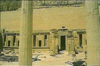 Entr�e du sanctuaire d'Amon, derri�re la fa�ade de la 3�me terrasse