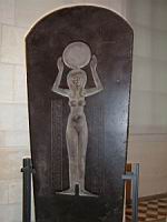 Cuve du sarcophage de Hor (4e av JC, diorite, 4,75 T, musee du Louvre).jpg