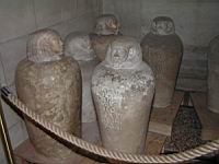 Vases canopes (musee du Louvre).jpg