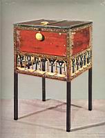 Tresor de Toutankhamon - Cabinet a pieds, ancetre de la commode moderne.jpg